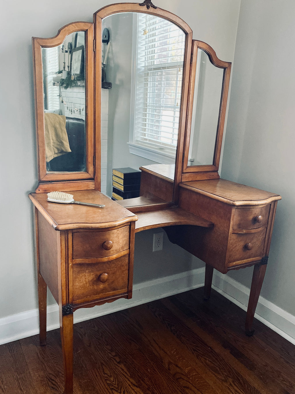 1920‘s Maple Vanity with Trifold Mirror 1920‘s Maple Vanity with Trifold Mirror